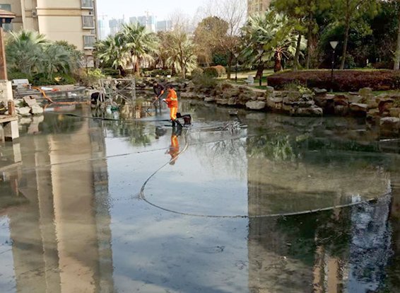 八宿景观池淤泥清理