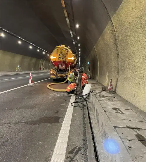 八宿隧道排水渠清淤